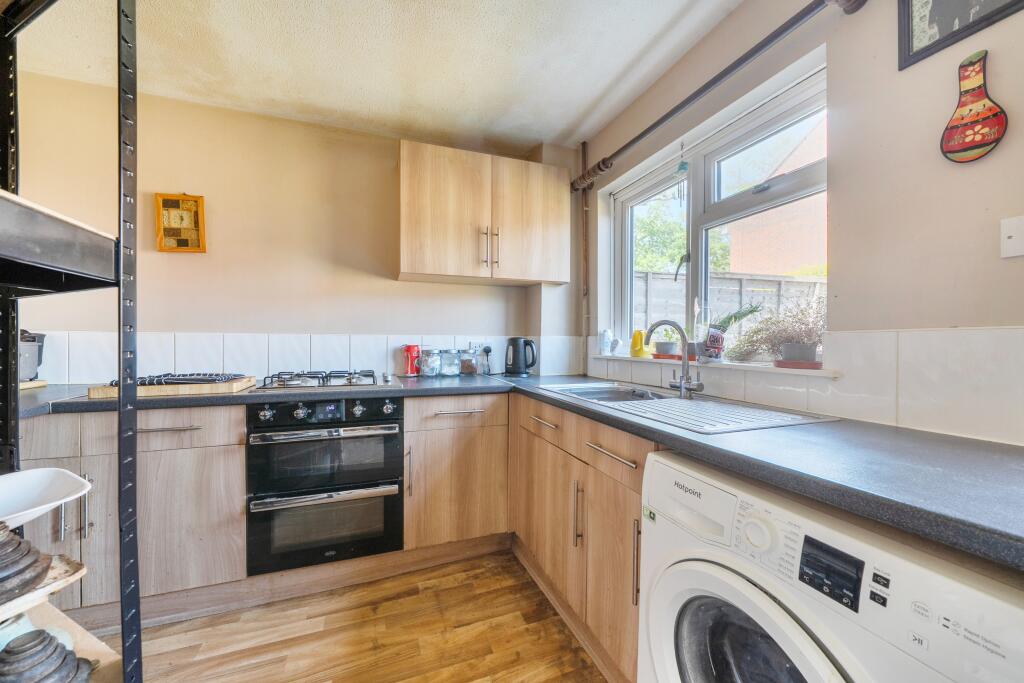 Grindle Close, Thatcham, RG18 photo 4