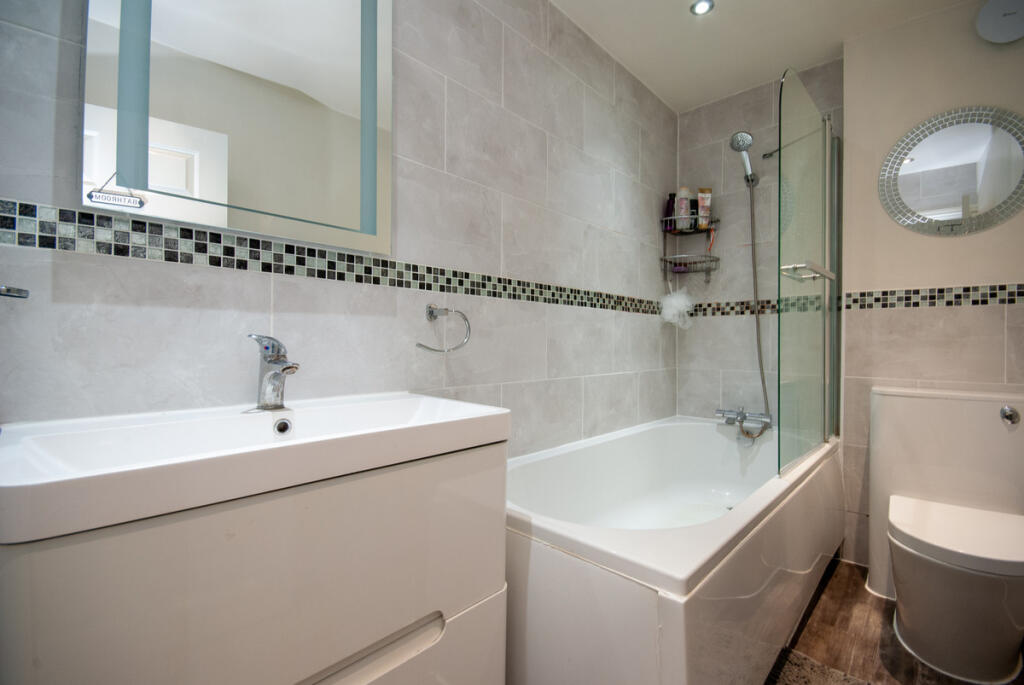 Apartment in Southend-on-Sea - More