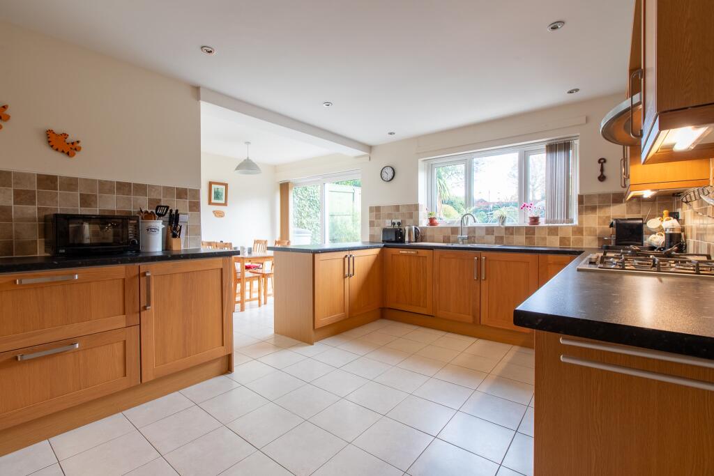 "THE ROWANS" Bronllwyn, Pentyrch, Cardiff photo 4