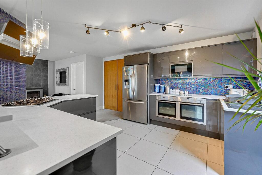VIDEO PRESENTATION INSIDE - Somerset Avenue, Westcliff-On-Sea - More