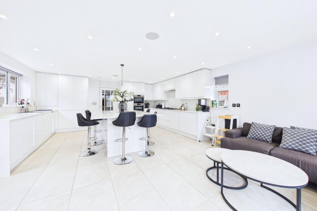Reading Road, Winnersh, Wokingham, Berkshire, RG41 photo 3