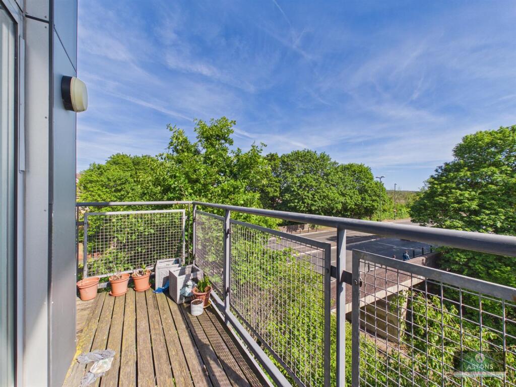 Page Court, Commonwealth Drive, Crawley - View 4