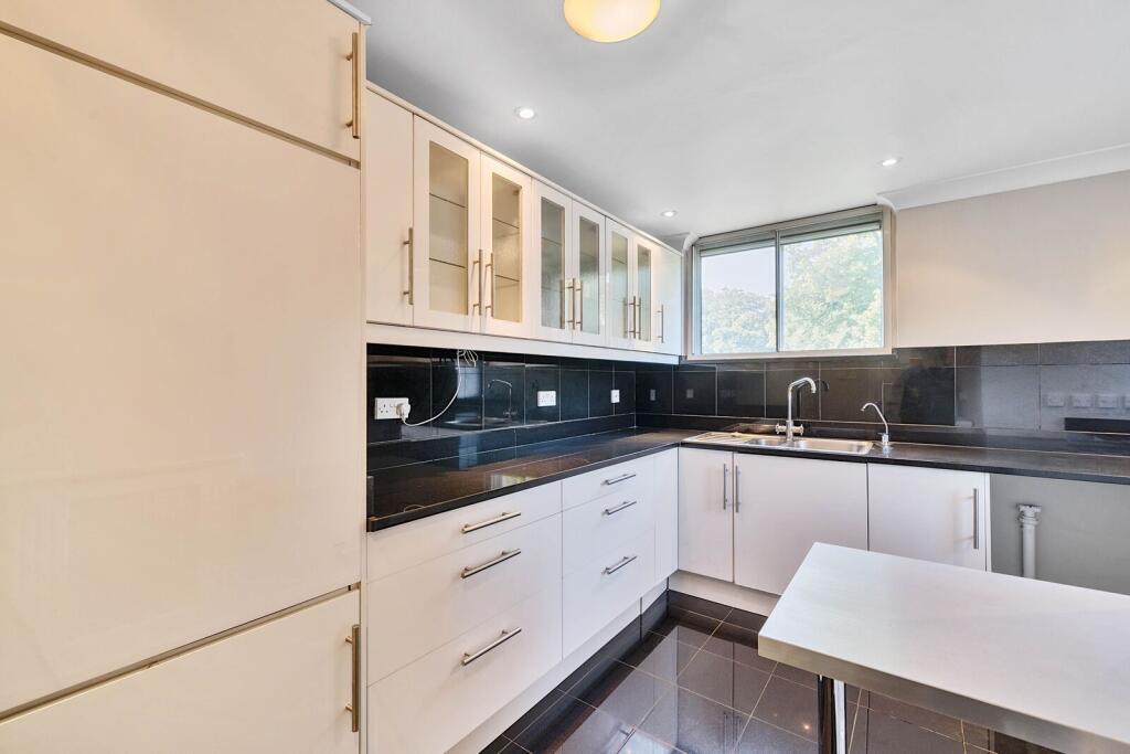 House in London - View 6