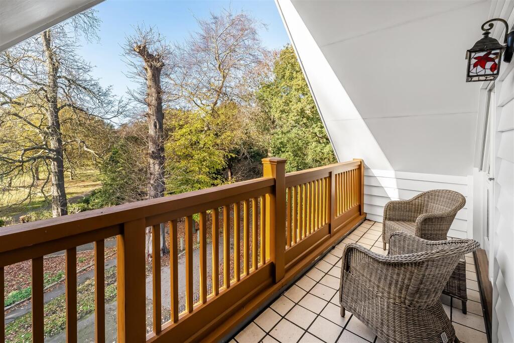 Mickleham Gardens, Cheam Village photo 3
