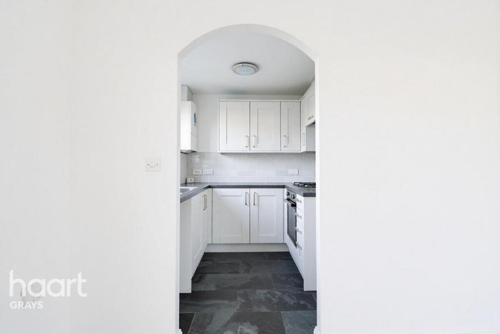 Apartment in South Ockendon, South Stifford - View 4