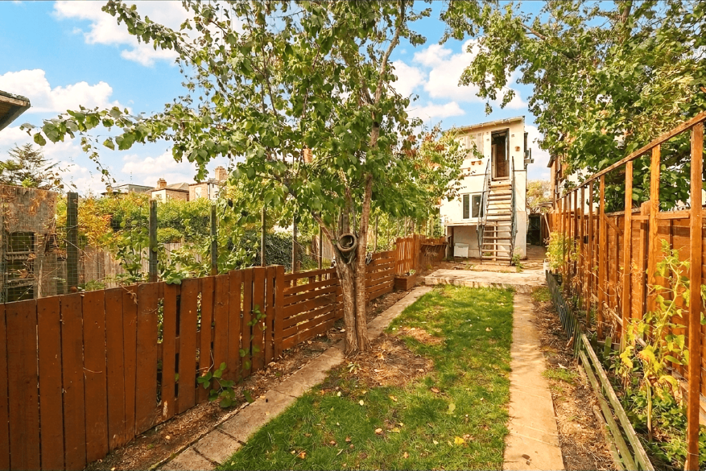Apartment in Southall - More