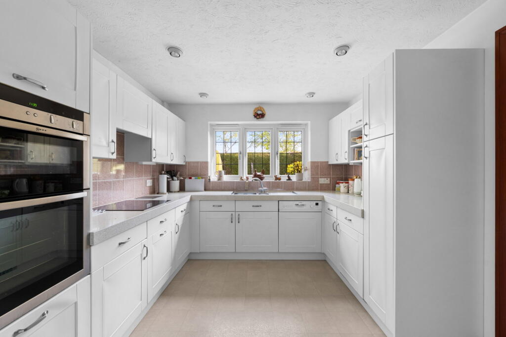 Heathcote, Tadworth, Surrey, KT20 5TH photo 4