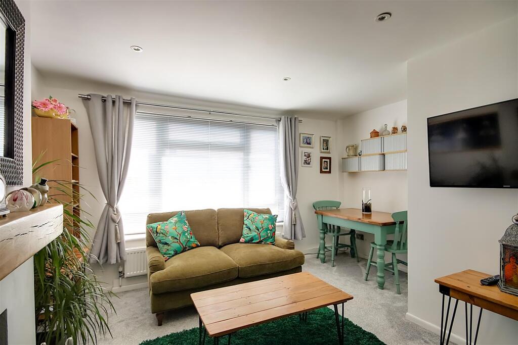 Roedean Road, Worthing, BN13 - More