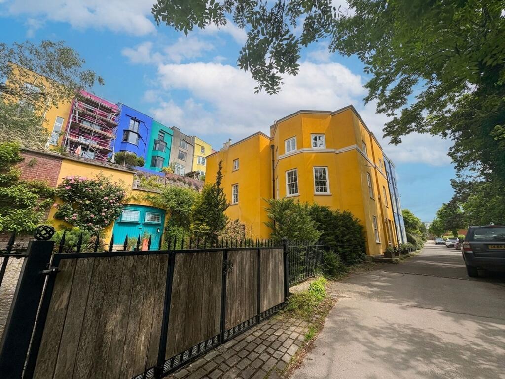 6 bedroom semi-detached house for rent