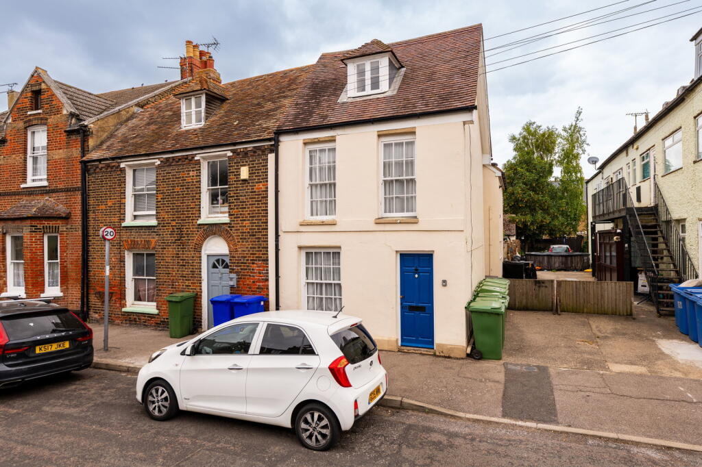 Main image of property: High Street,Queenborough,ME11 5AG