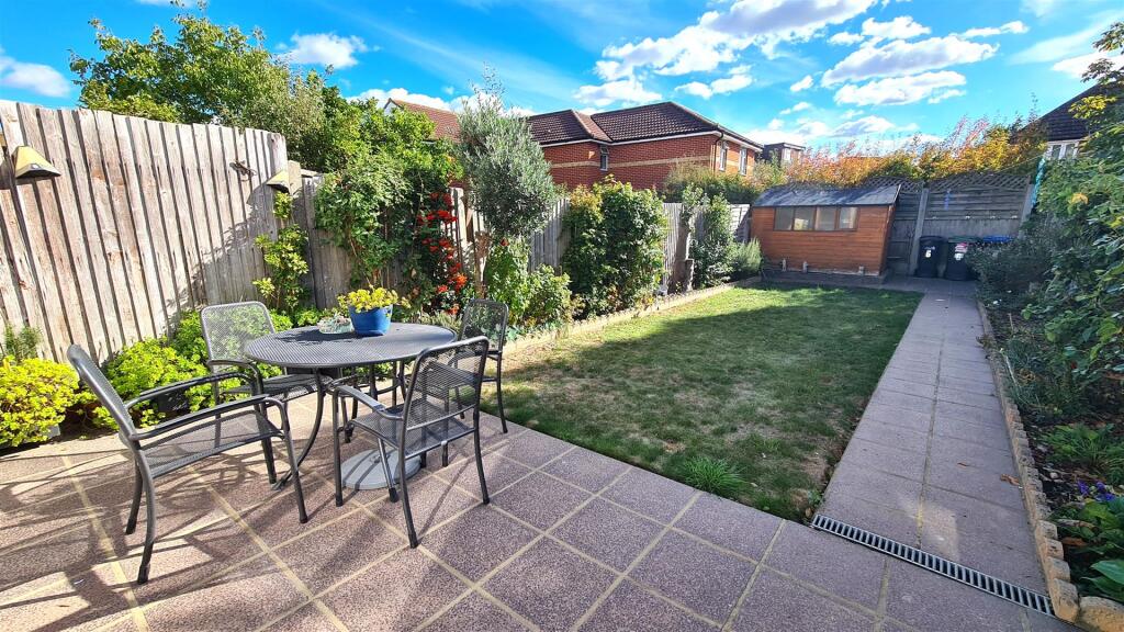 House in London, Enfield Highway, Southbury - View 4