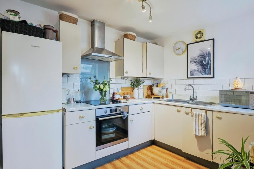 Apartment in Bournemouth, Charminster - More