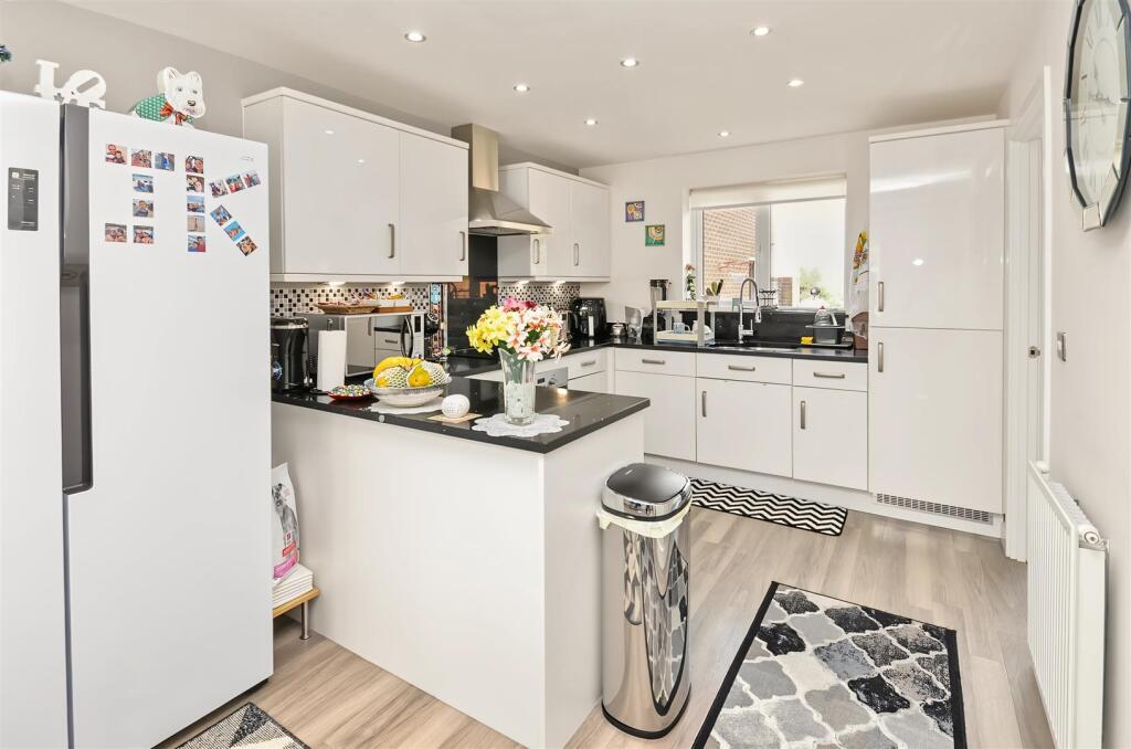 House in Warwick, Whitnash - View 5