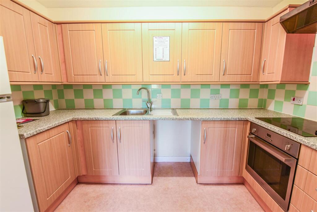 Apartment in Gloucester - View 4