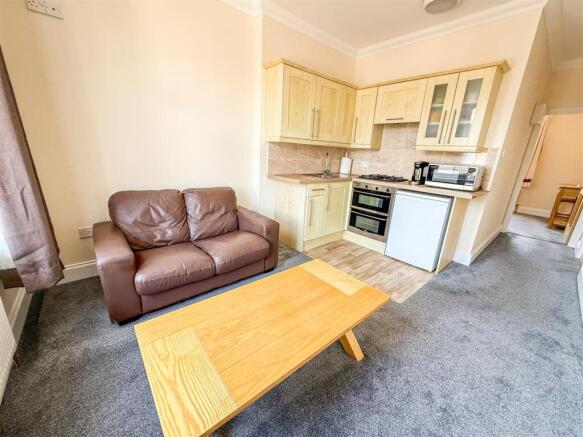 LOUNGE KITCHENETTE