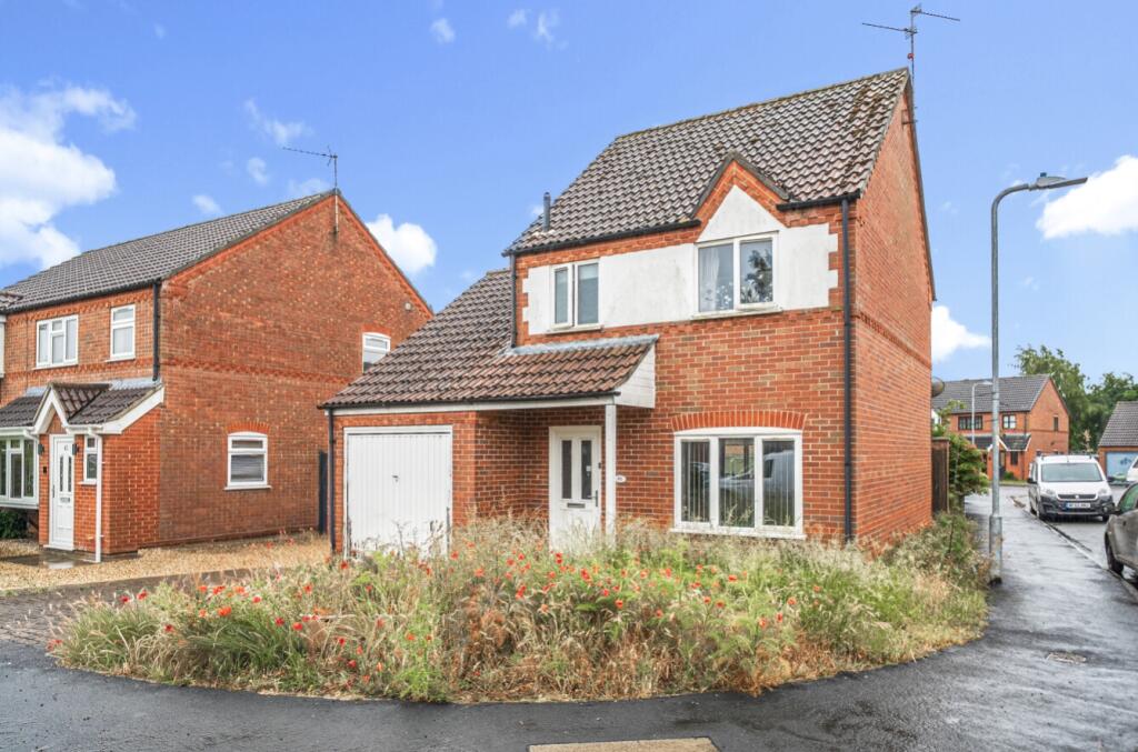 3-bed detached on Elmtree Road, Ruskington, £144,000
