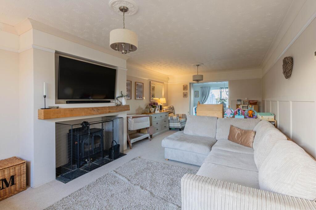 Point Clear Road, St. Osyth, CO16 photo 2