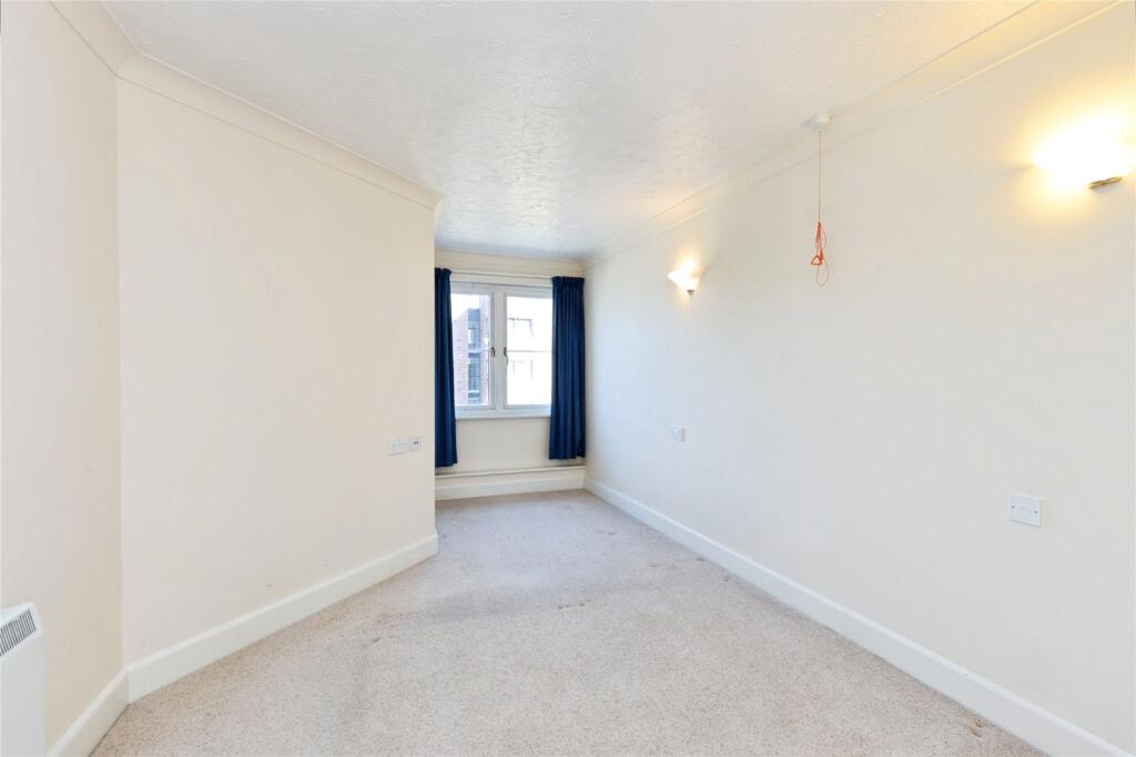 Apartment in Gloucester, Gloucestershire - View 5