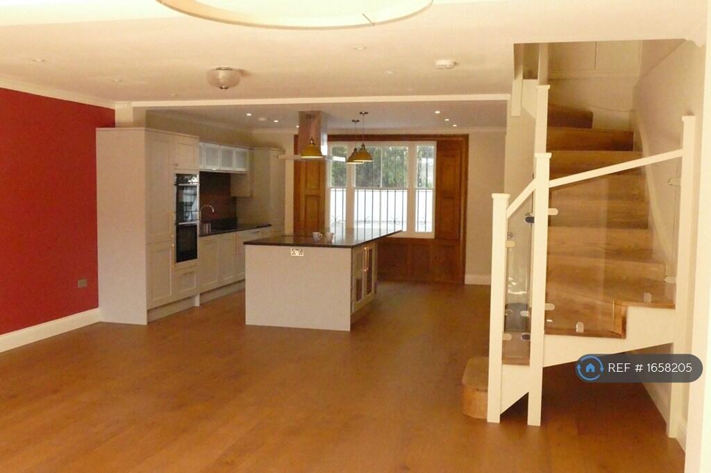 2 bedroom maisonette for rent