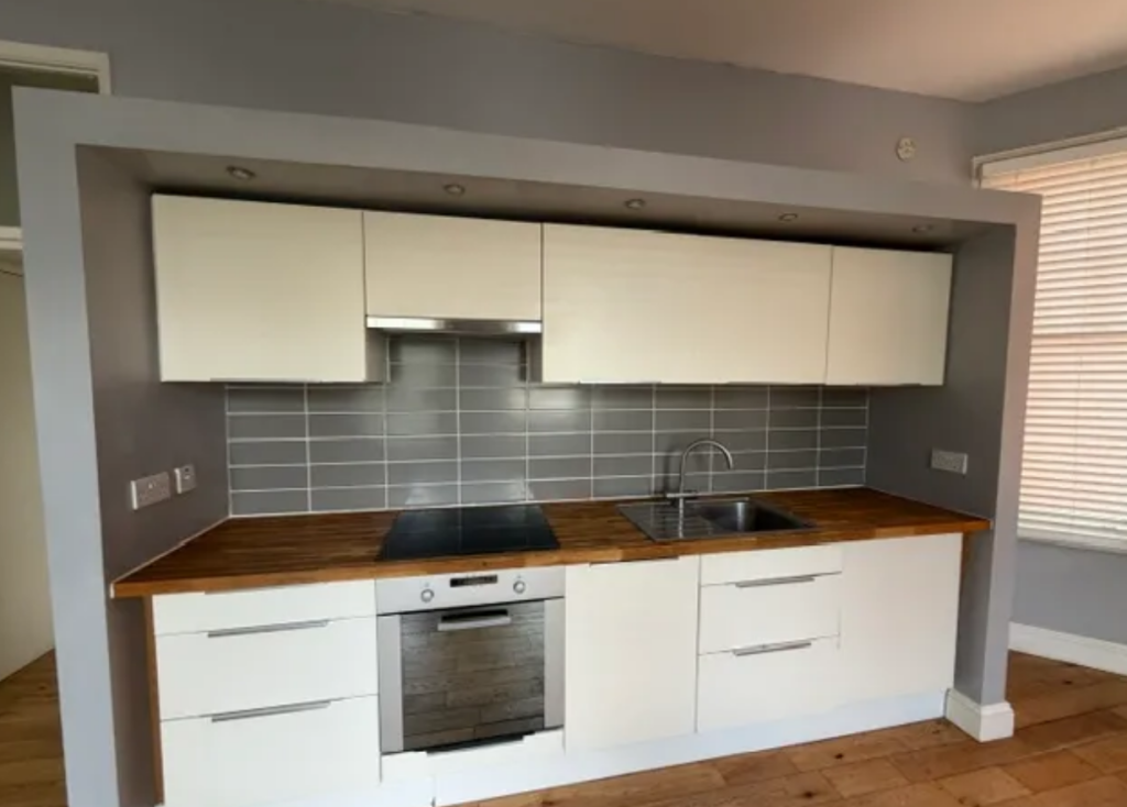 Apartment in Kingston upon Thames - View 3