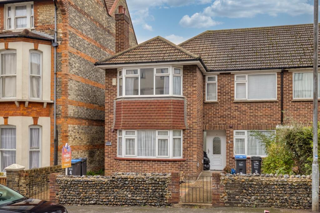 2-bed flat on Victoria Road, Ramsgate, CT11, £210,000