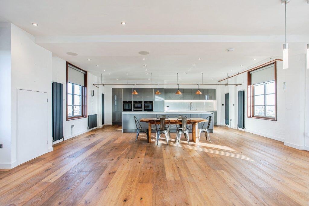 Apartment in Southend-on-Sea - More