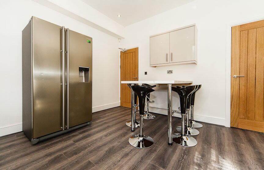6 bedroom terraced house for rent