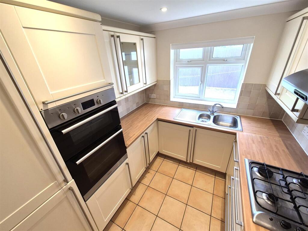 Emma Close, Bournemouth, Northbourne, Dorset photo 4