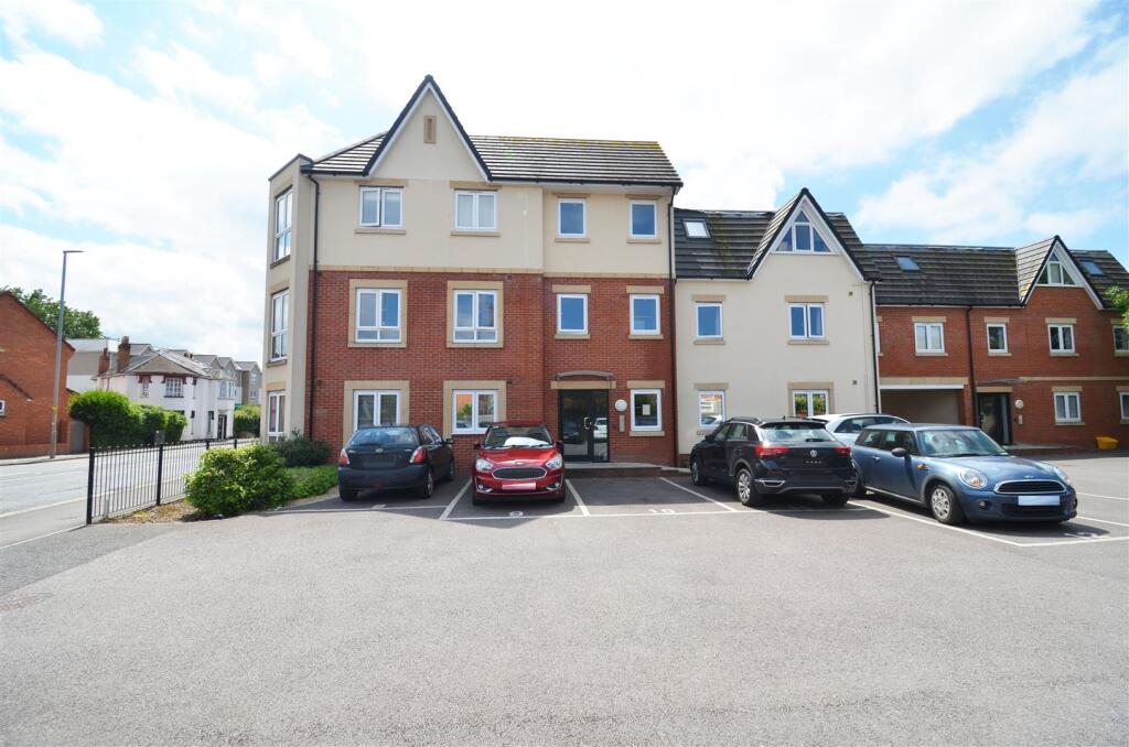 2-bed flat on Taunton Road, Bridgwater, £165,000