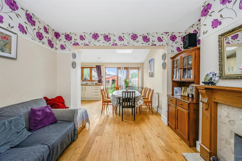 House in London, Chingford Mount, Highams Park - More