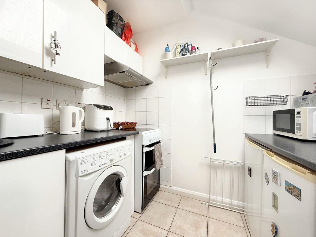 Nicholls Avenue, Uxbridge, UB8 photo 4