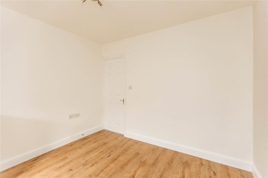 Apartment in Bristol, Northville - More