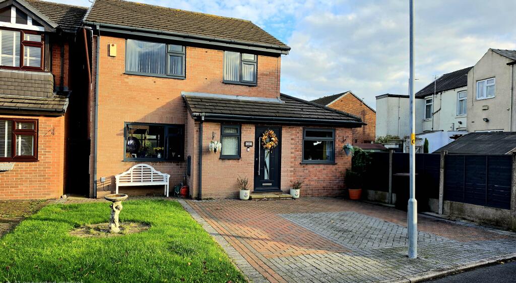 4-bed detached on Redwood Drive, Audenshaw, £360,000