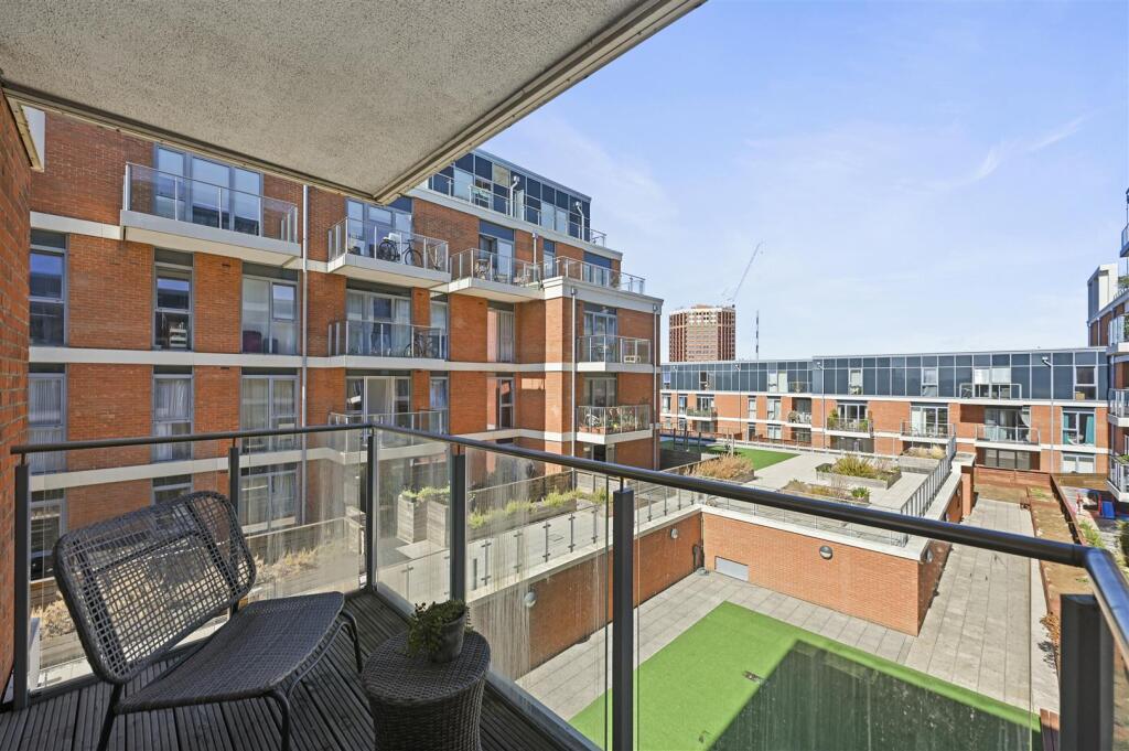 Apartment in London - More