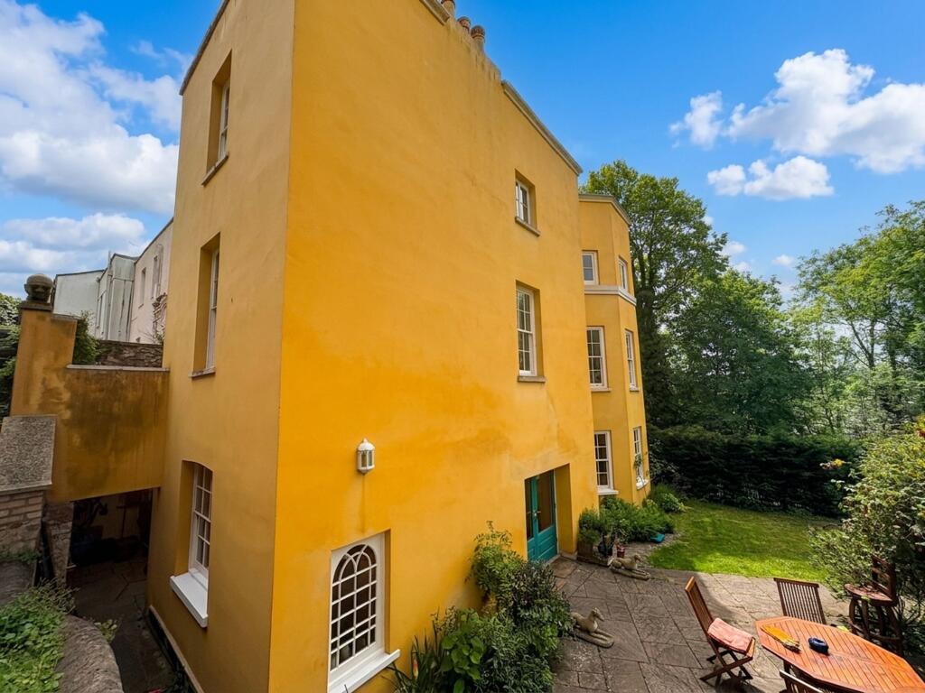 6 bedroom semi-detached house for rent