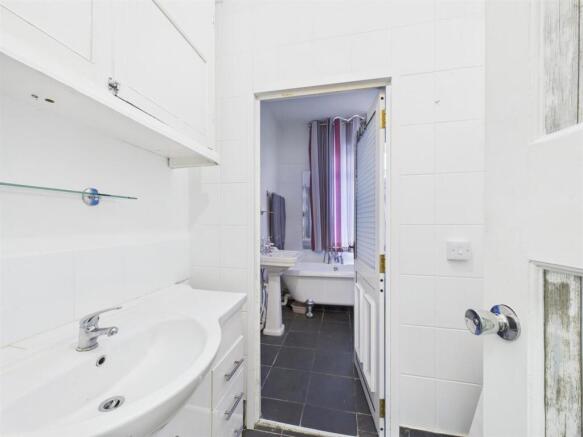Bathroom (Flat 2)