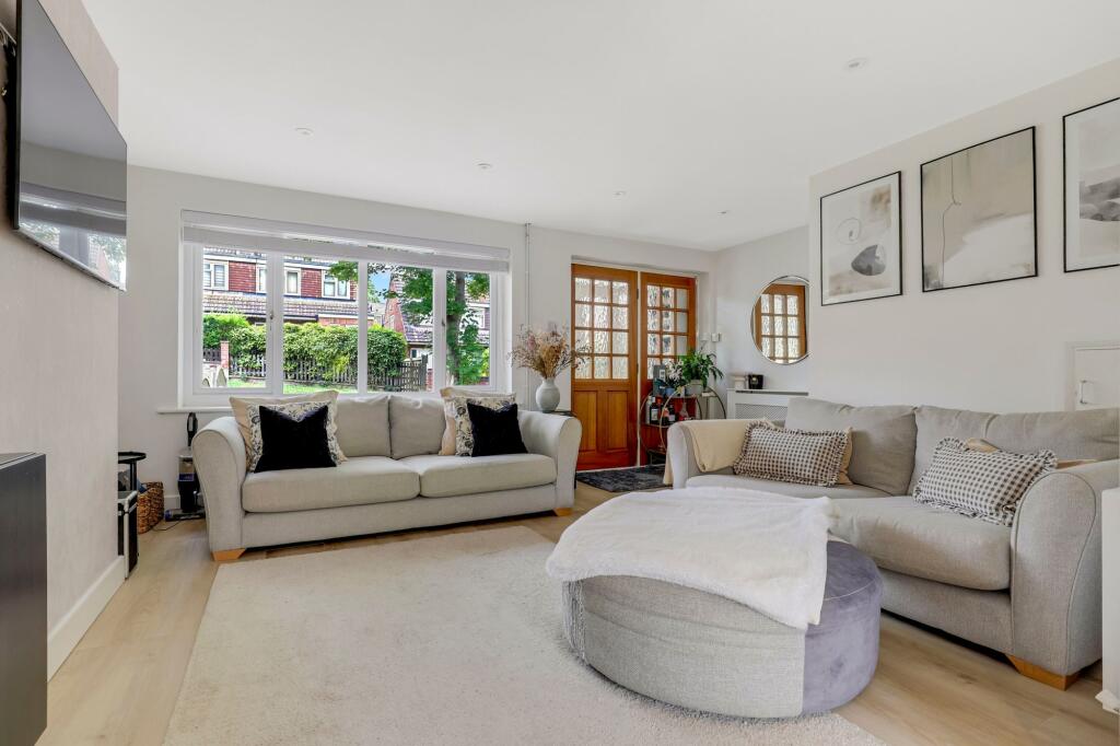 Trueman Gardens, Arnold, NG5 - More
