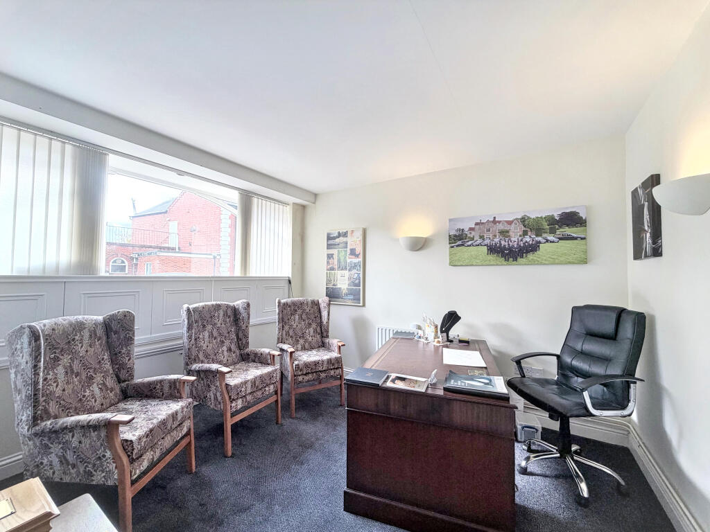 Apartment in Egham - More