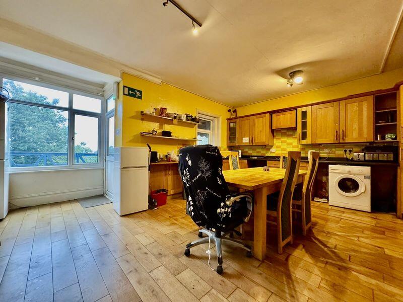 House in Luton - View 3