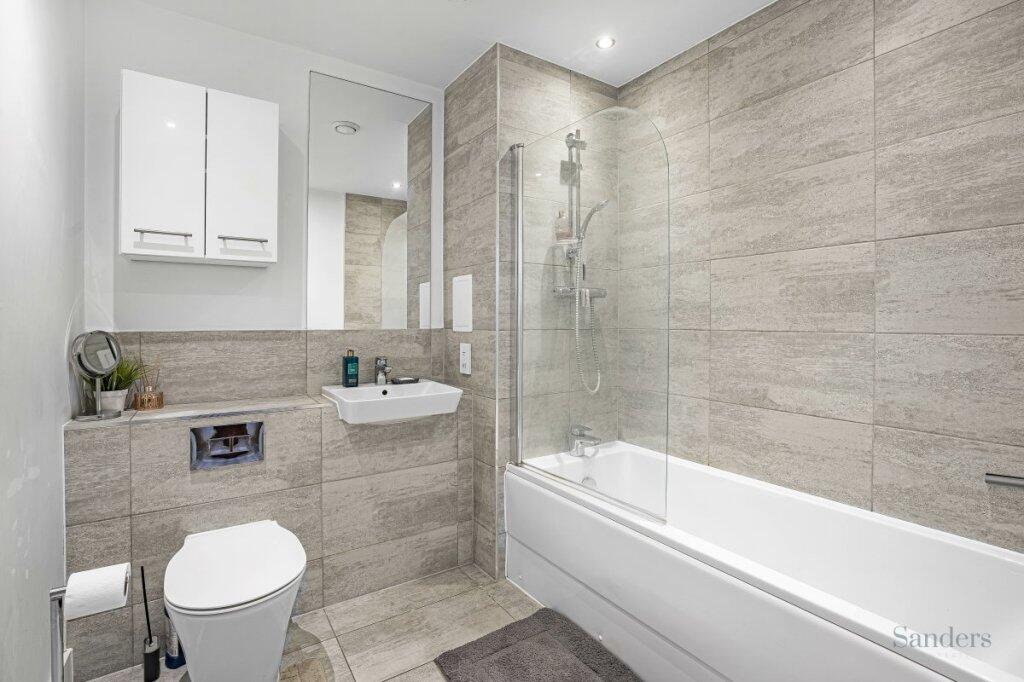 Stirling Drive, Luton, Bedfordshire, LU2 photo 2
