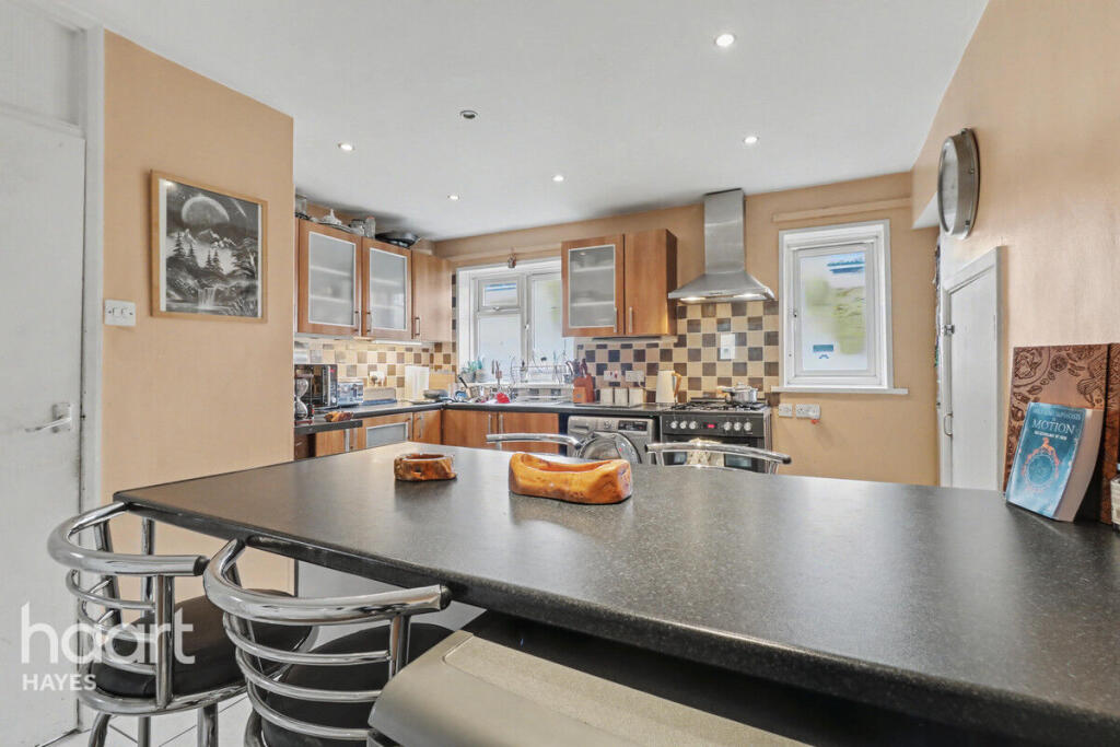3-bed flat on Radcliffe Way, Northolt, £350,000
