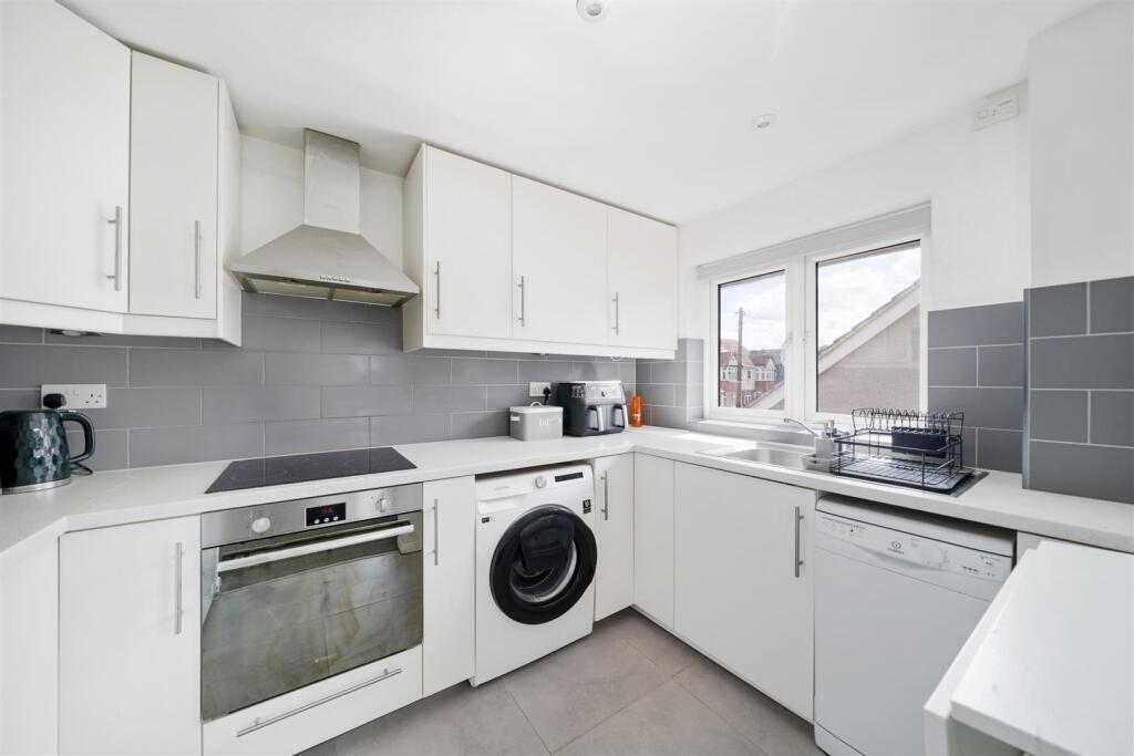 Apartment in Kingston upon Thames - View 4