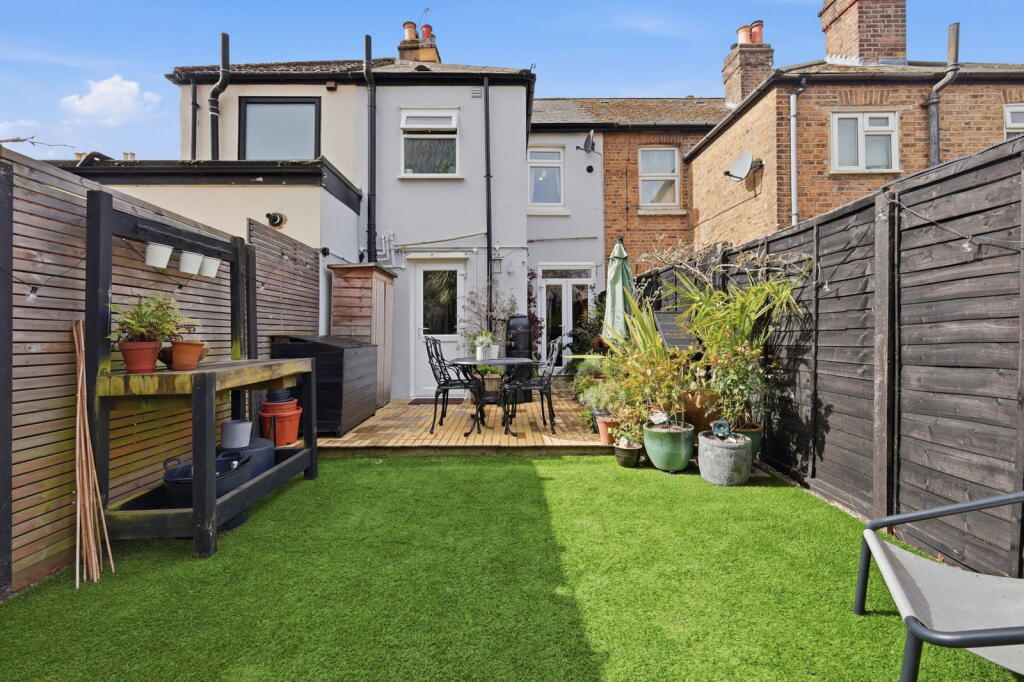 House in Sutton - View 3