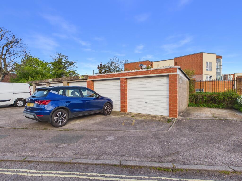Apartment in Fareham, Hampshire - More