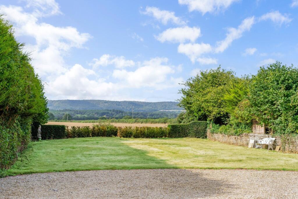 Tillington, Petworth, West Sussex, GU28 photo 3