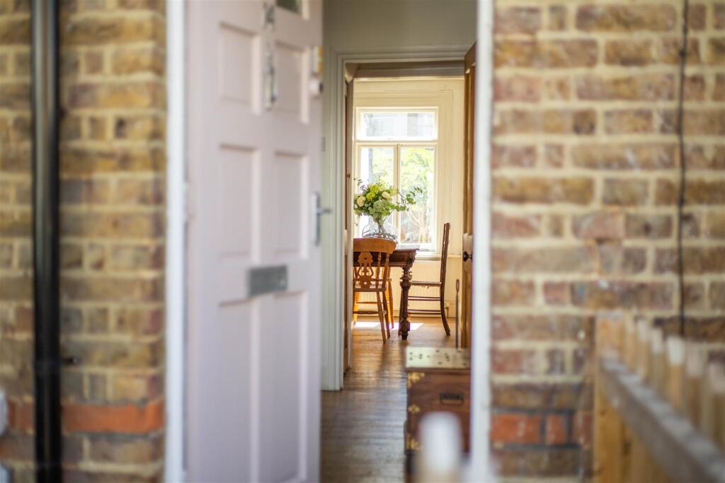 House in Kingston upon Thames - More