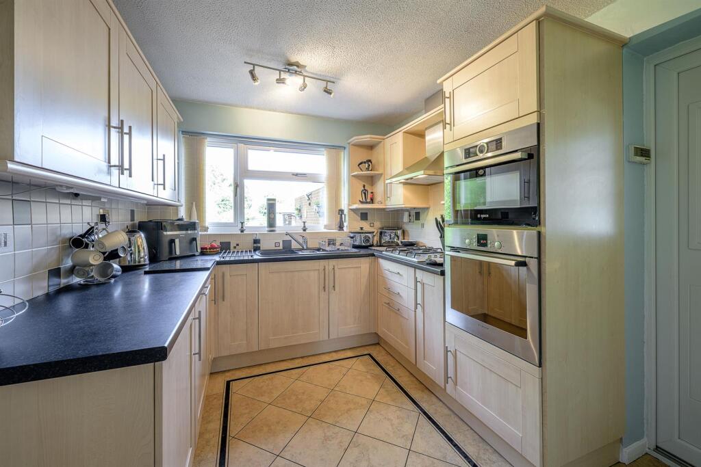 House in Dudley, Kingswinford - More