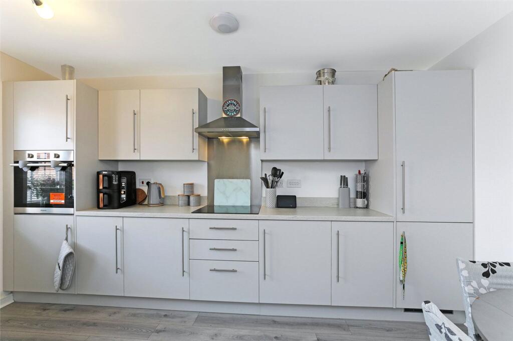Staithes Drive, Wakefield, WF1 photo 5