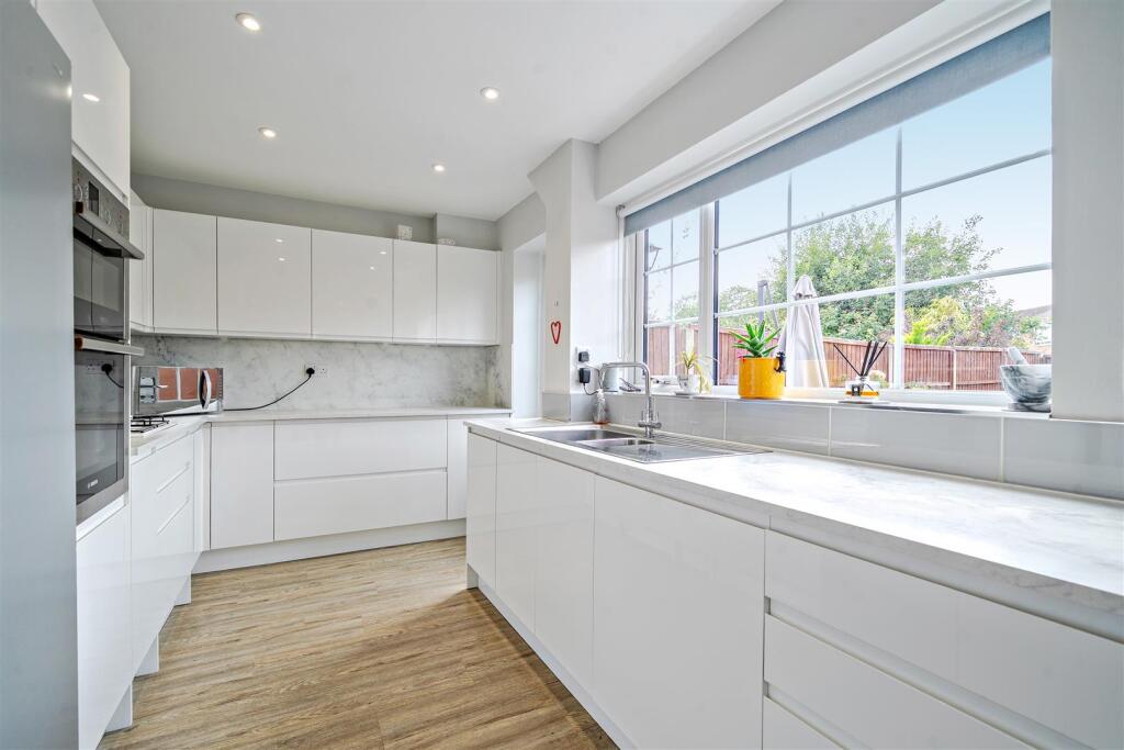 House in Hart, Yateley - View 2