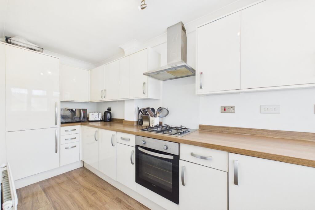 House in Hart, Moulsham Green, Yateley - View 4